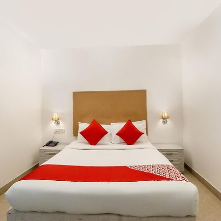 Oyo Hotel Fiesta Grand Бангалор Экстерьер фото
