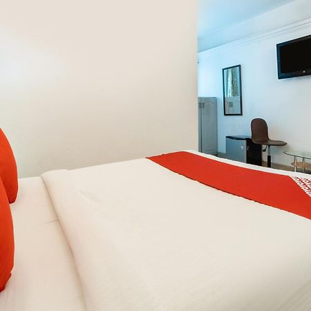 Oyo Hotel Fiesta Grand Бангалор Экстерьер фото
