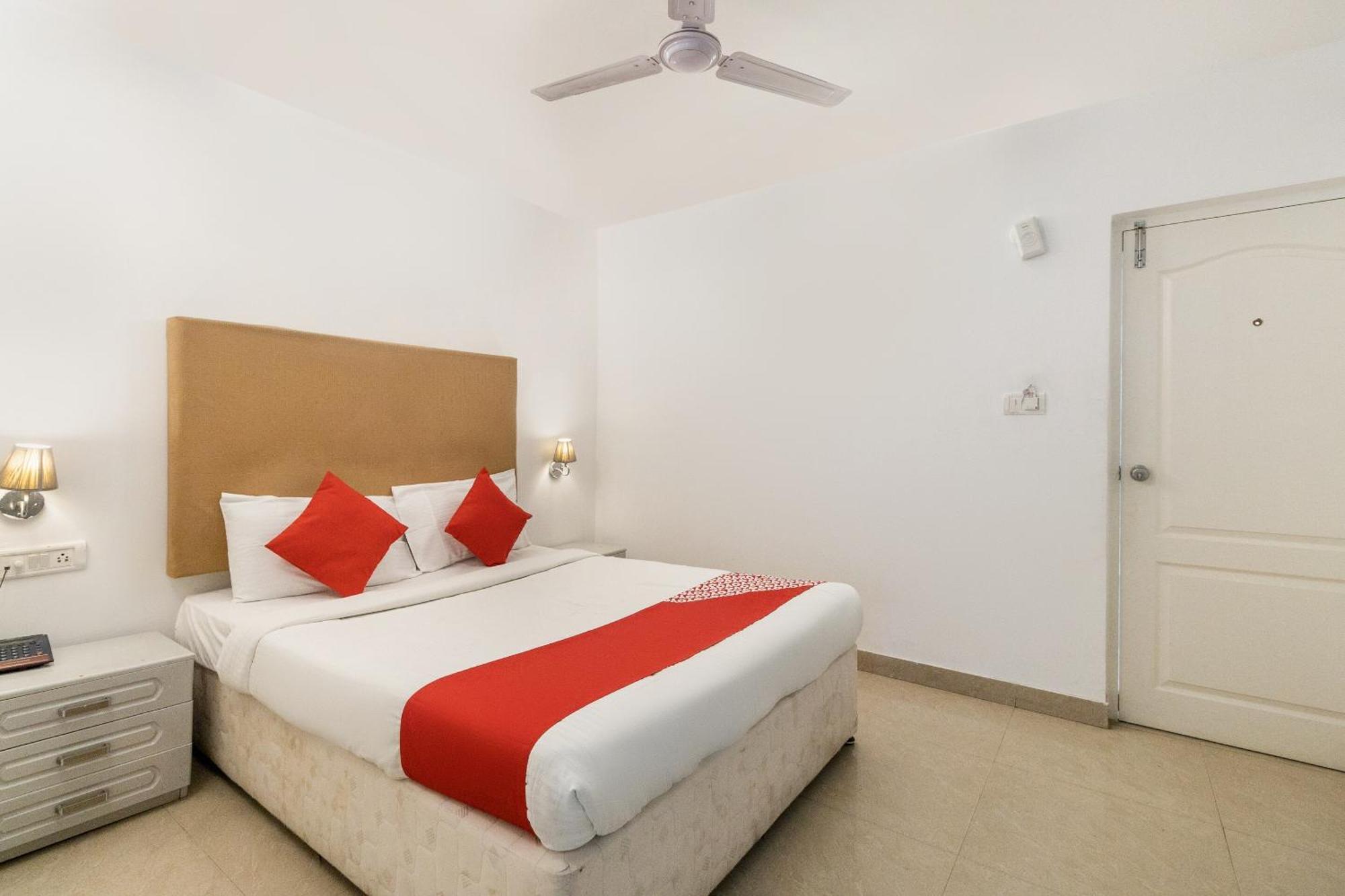 Oyo Hotel Fiesta Grand Бангалор Экстерьер фото