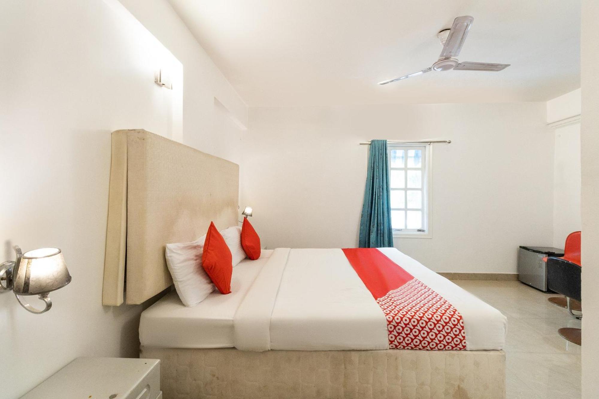 Oyo Hotel Fiesta Grand Бангалор Экстерьер фото