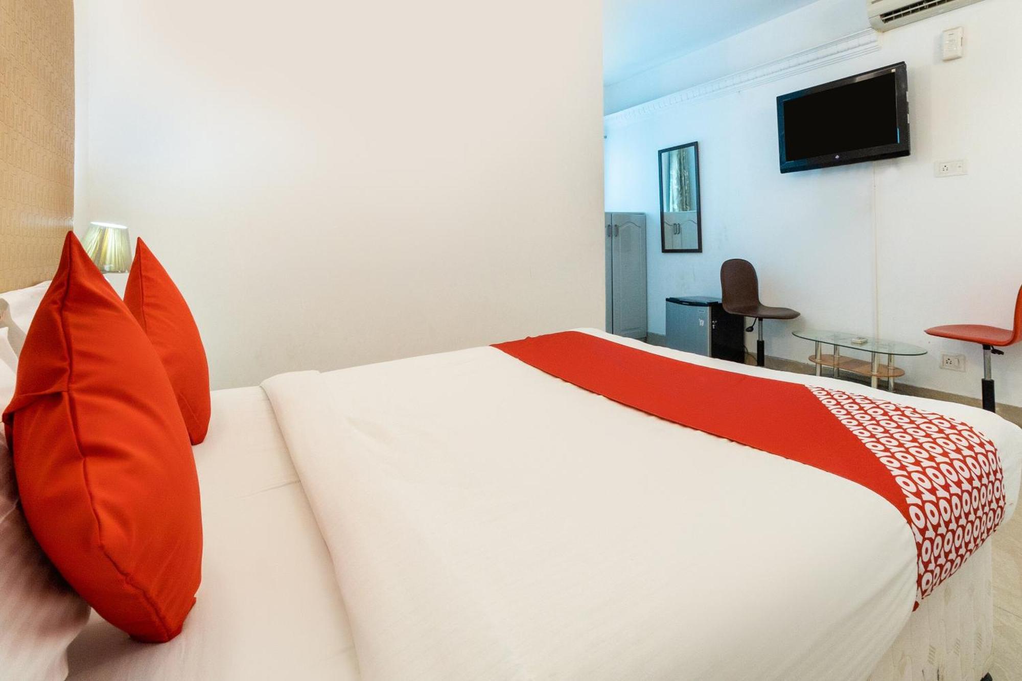 Oyo Hotel Fiesta Grand Бангалор Экстерьер фото