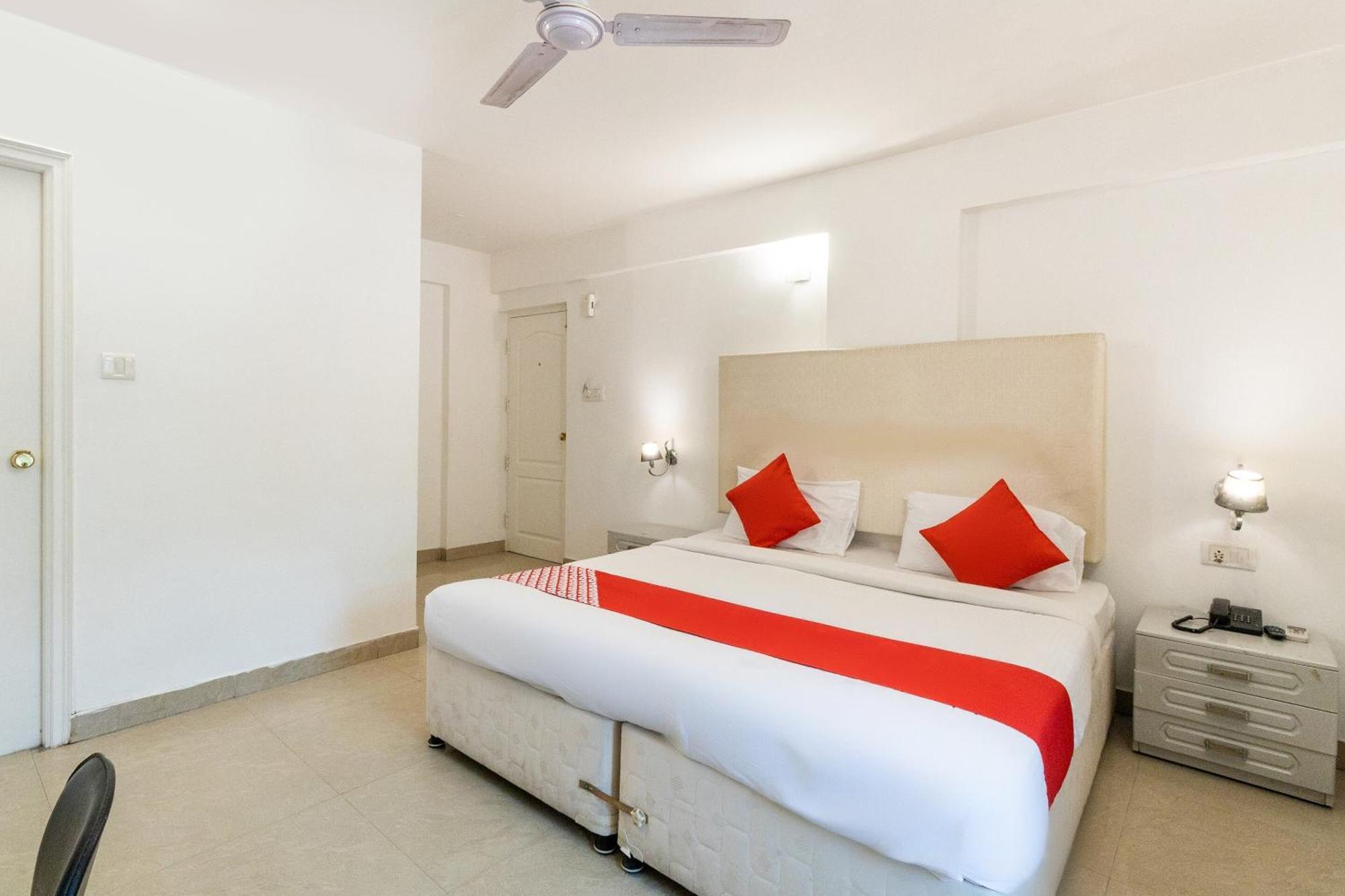 Oyo Hotel Fiesta Grand Бангалор Экстерьер фото